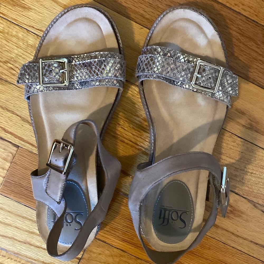 Soffit womens sandals.